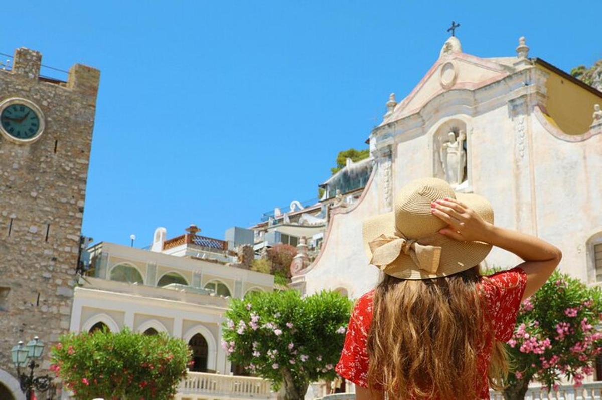 una noia amb un barret al cap davant d'un edifici