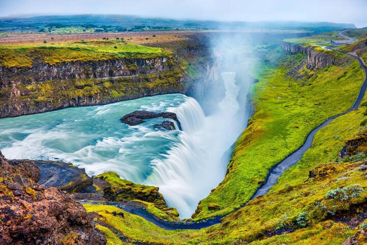 una vista aerea di una cascata in un canyon