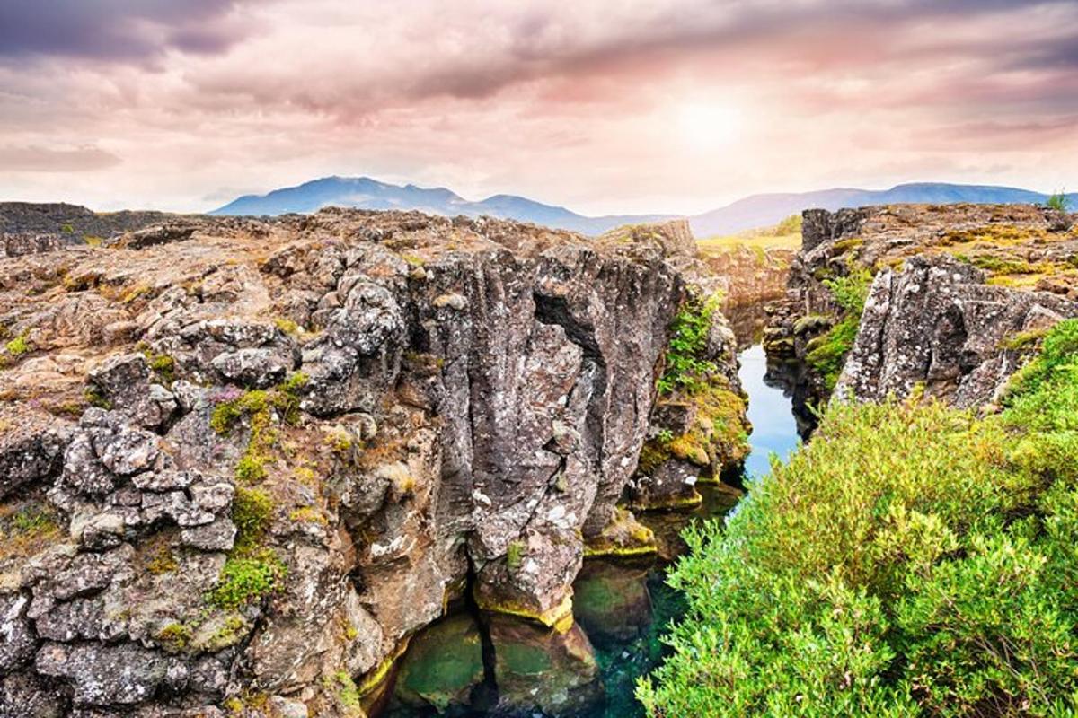 una grande formazione rocciosa con uno specchio d'acqua