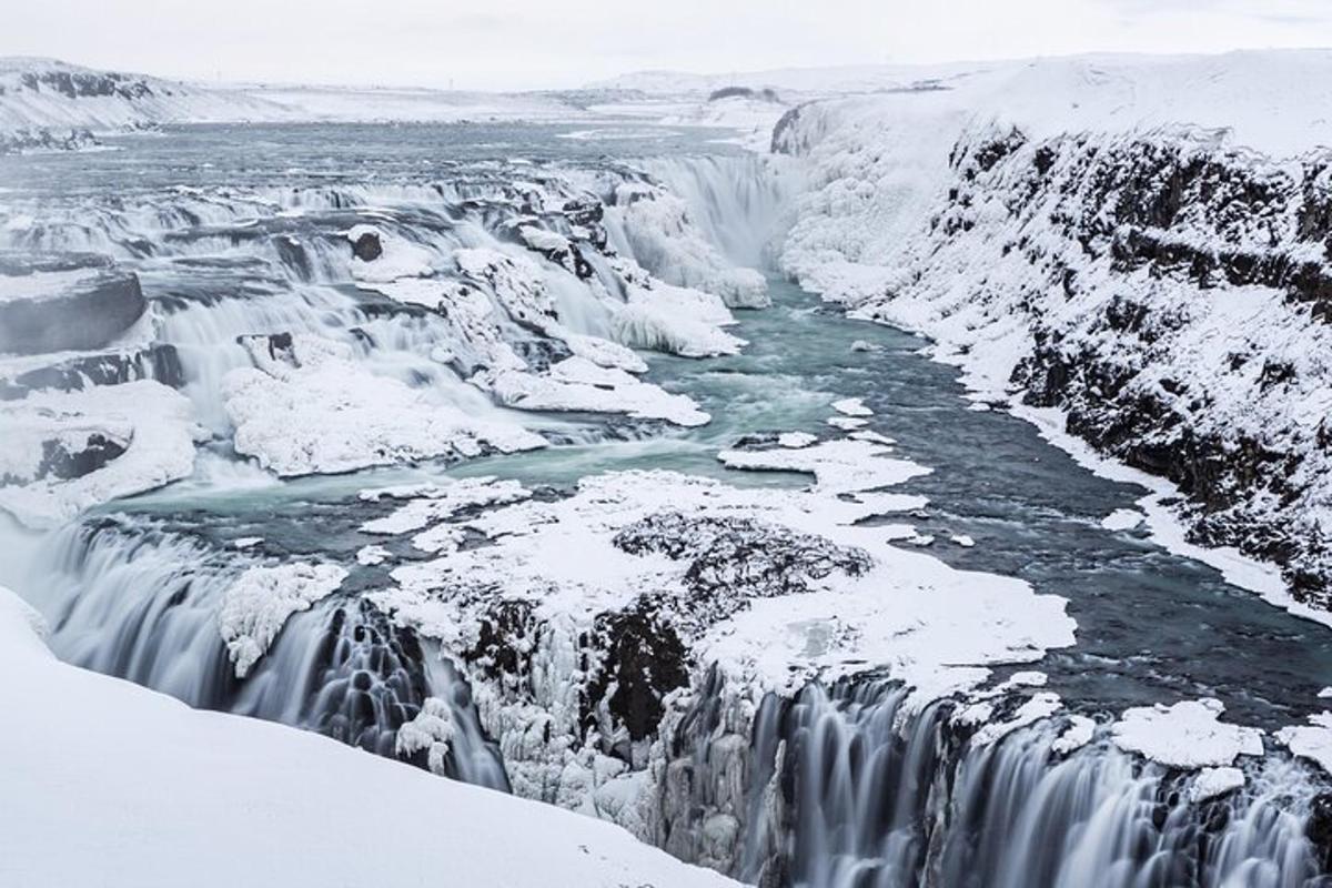 una cascata coperta di neve e ghiaccio
