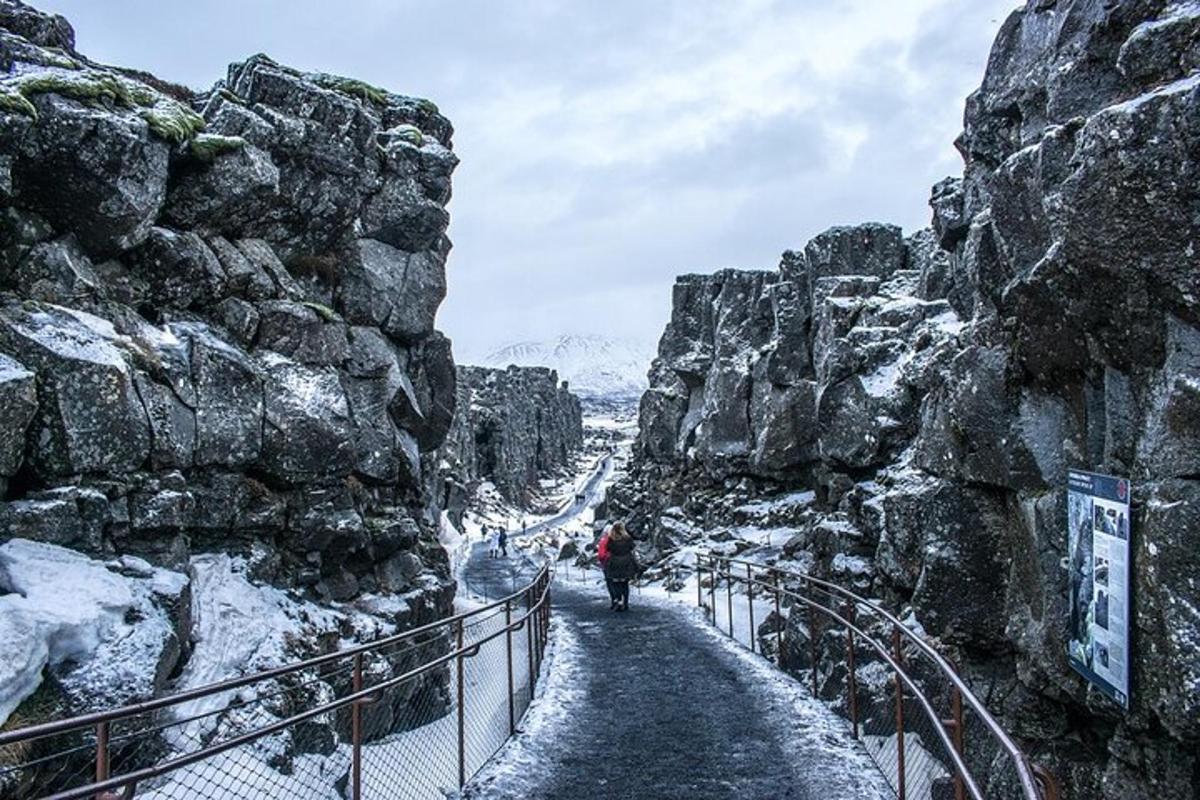inimene, kes kõnnib mööda kivide vahelist rada