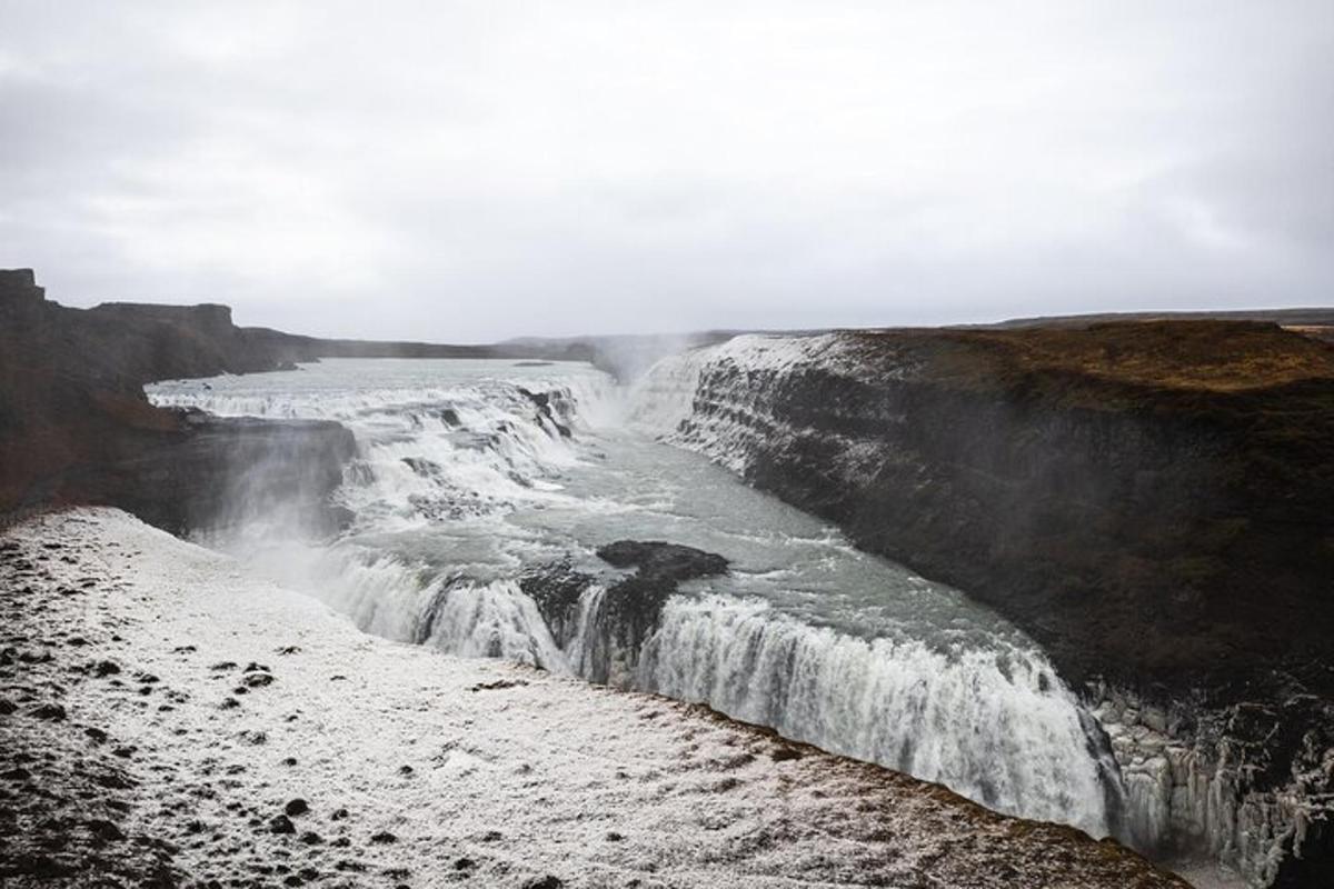 una cascata sul fianco di una scogliera