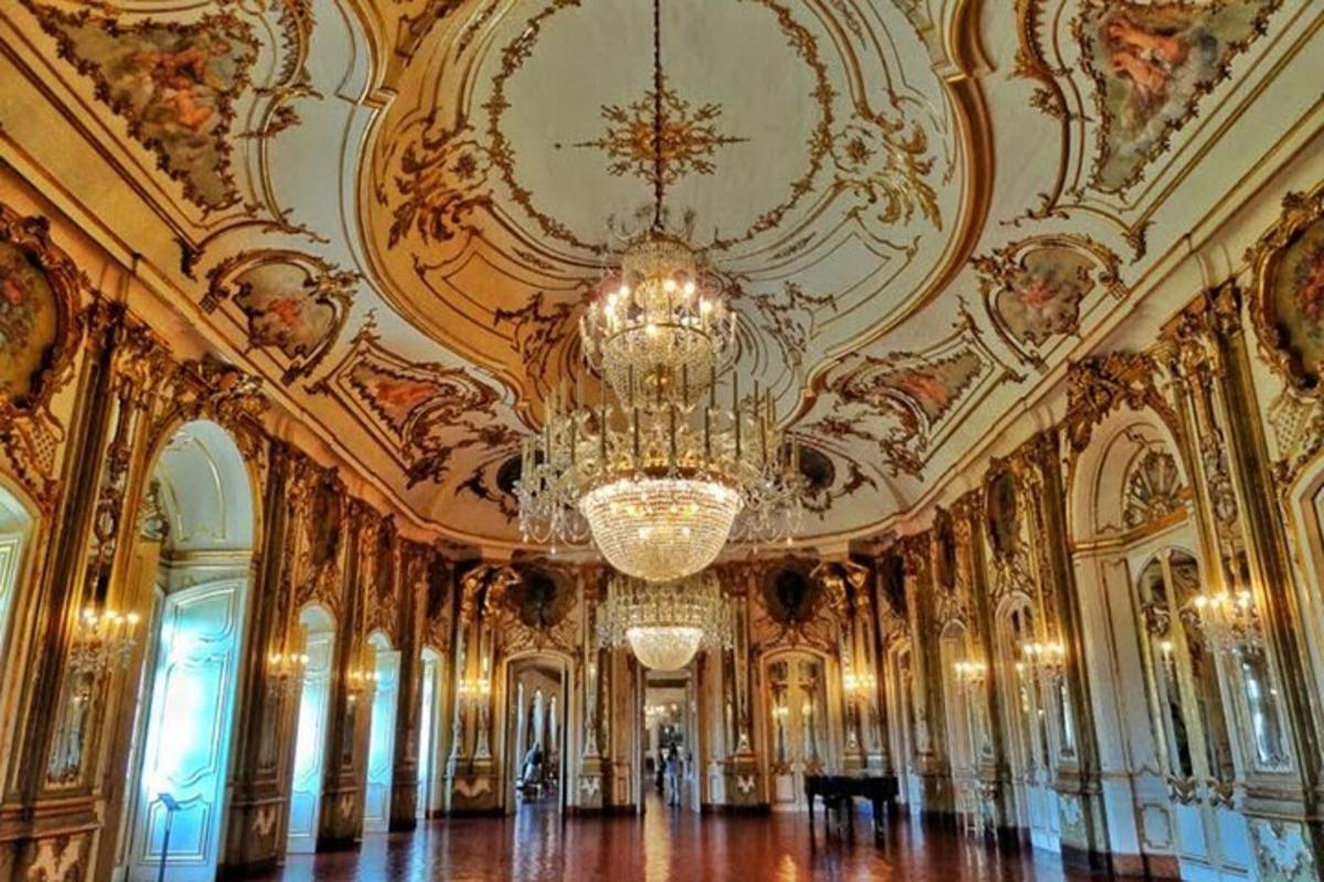 una grande stanza con un lampadario appeso al soffitto