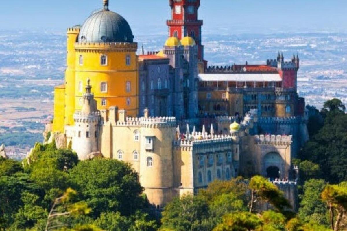 um castelo situado no topo de uma colina