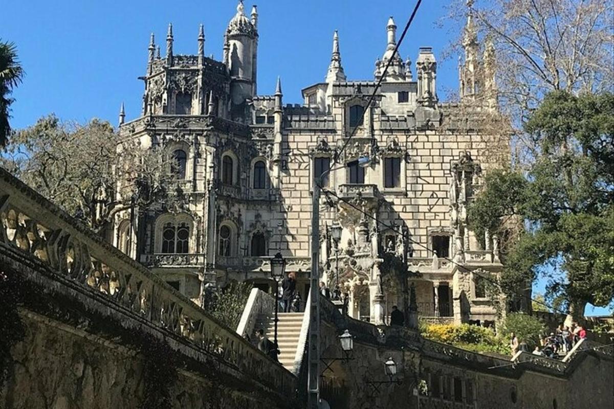 un vecchio castello con scale che conducono ad esso