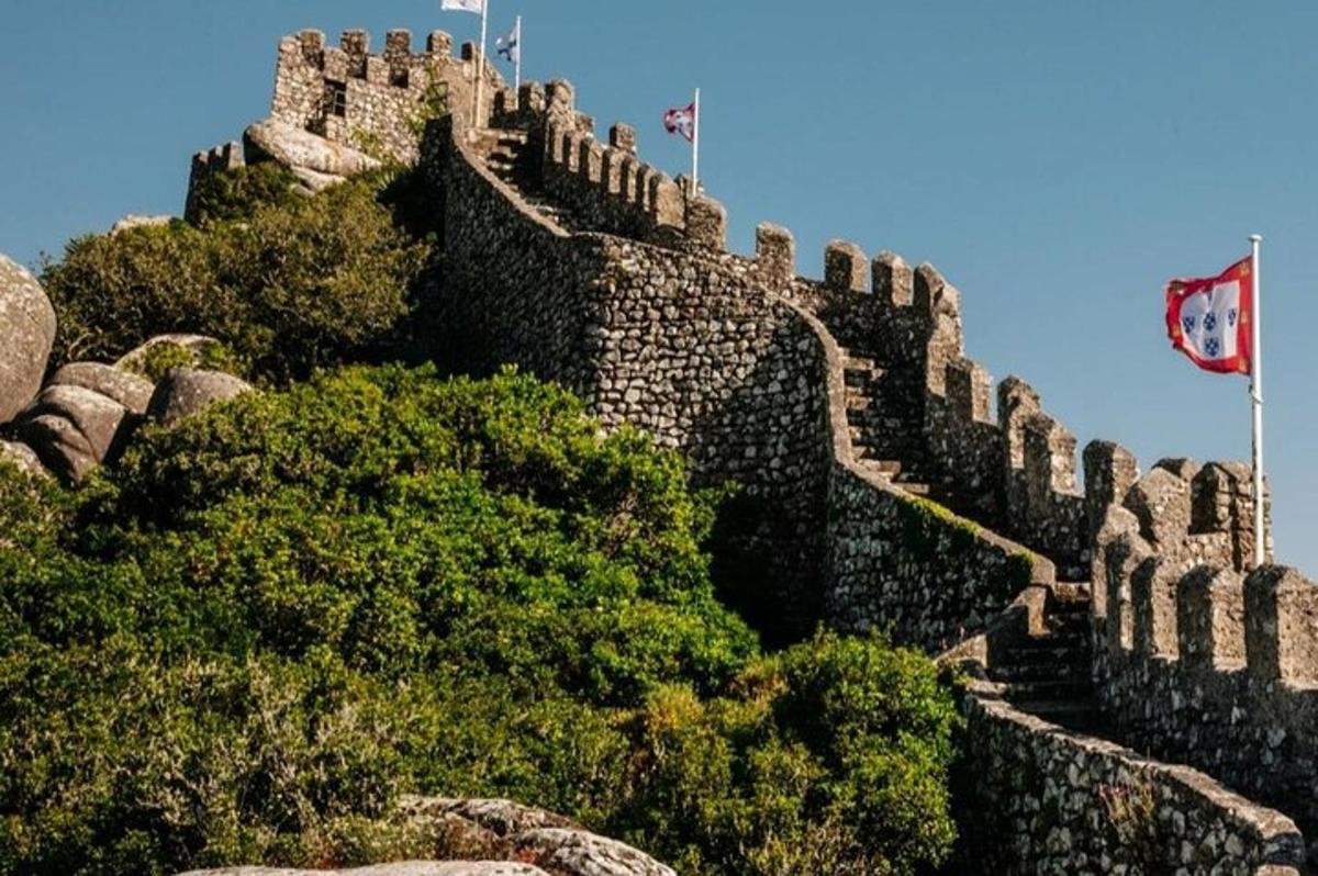 un muro di pietra con una bandiera sopra