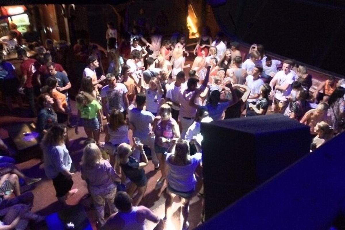 una folla di persone in piedi in un teatro