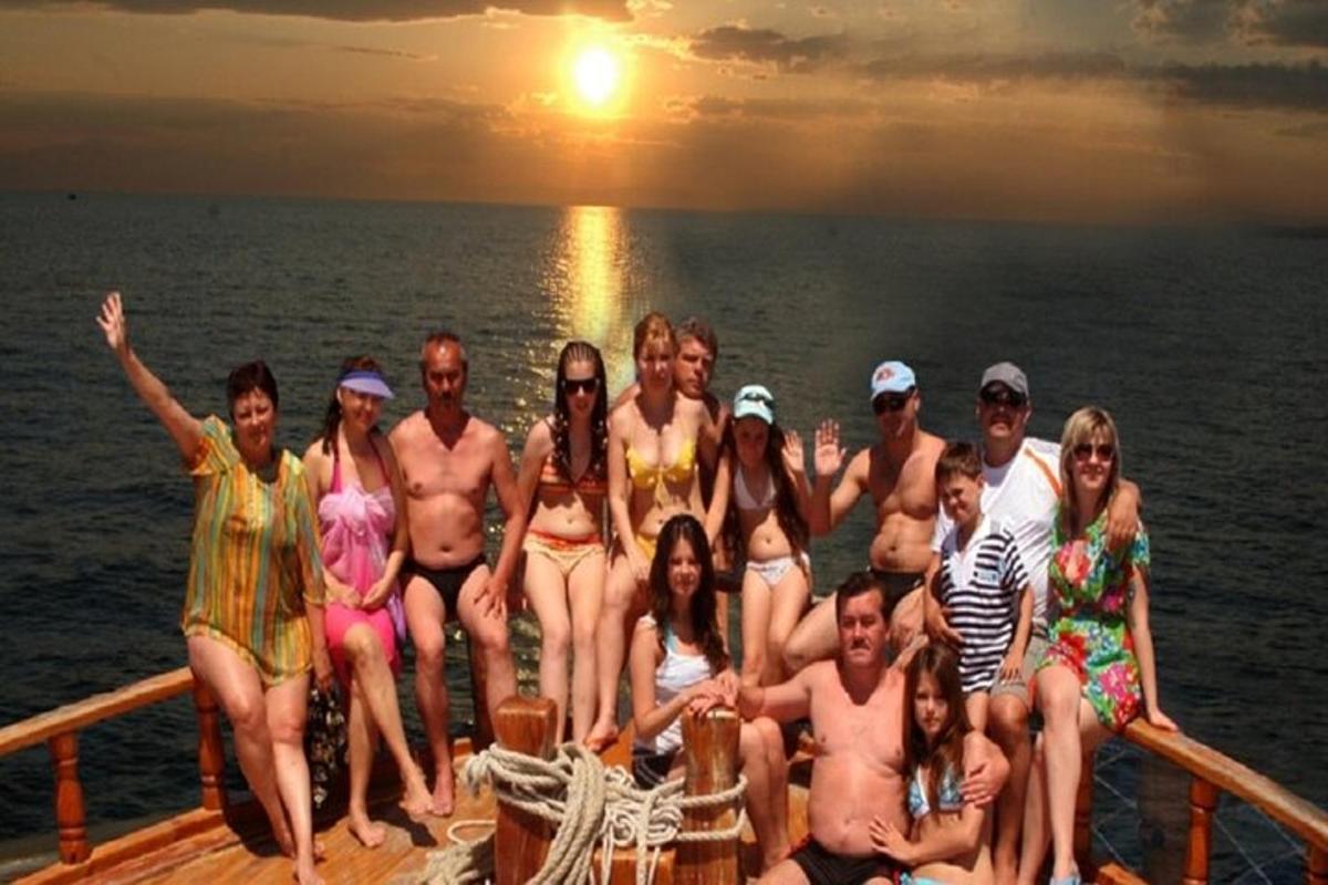 un gruppo di persone in posa per una foto su una barca