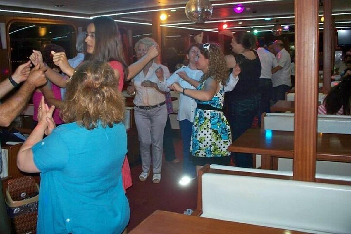 un gruppo di persone in piedi durante una festa