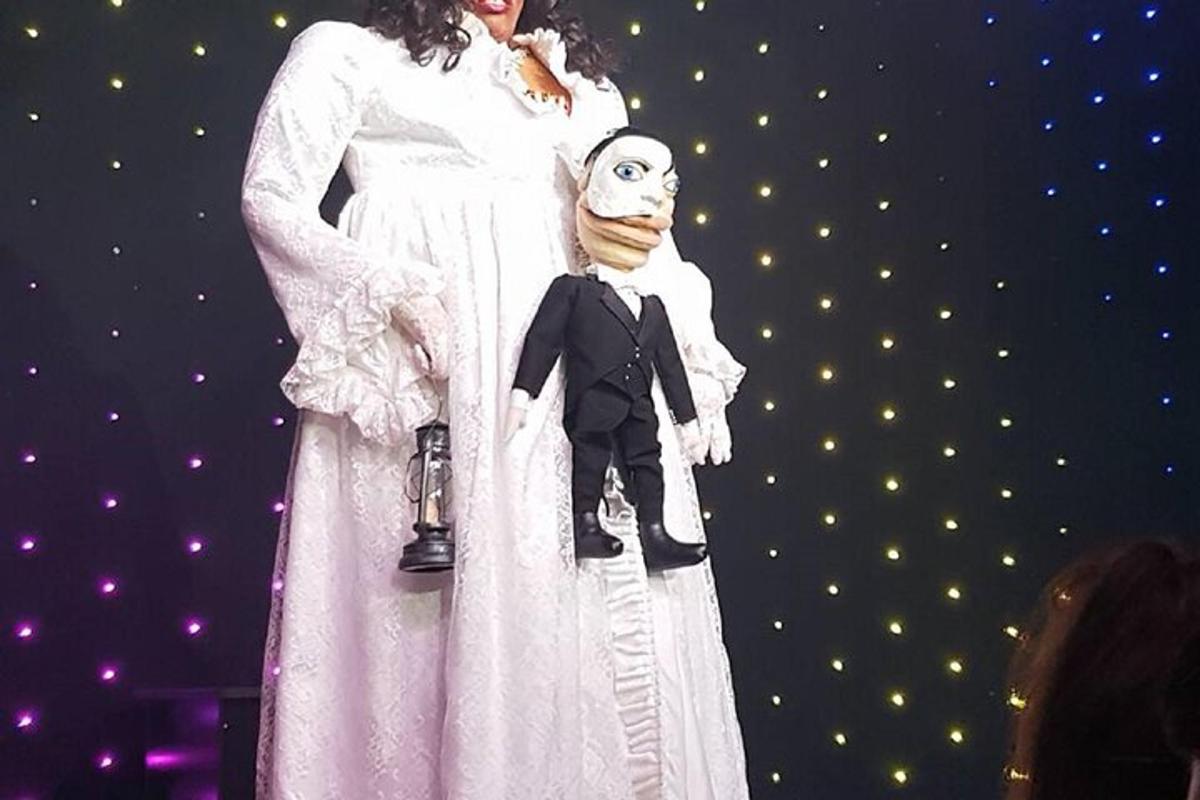 eine Frau in einem weißen Kleid und ein Mann in einem Kostüm