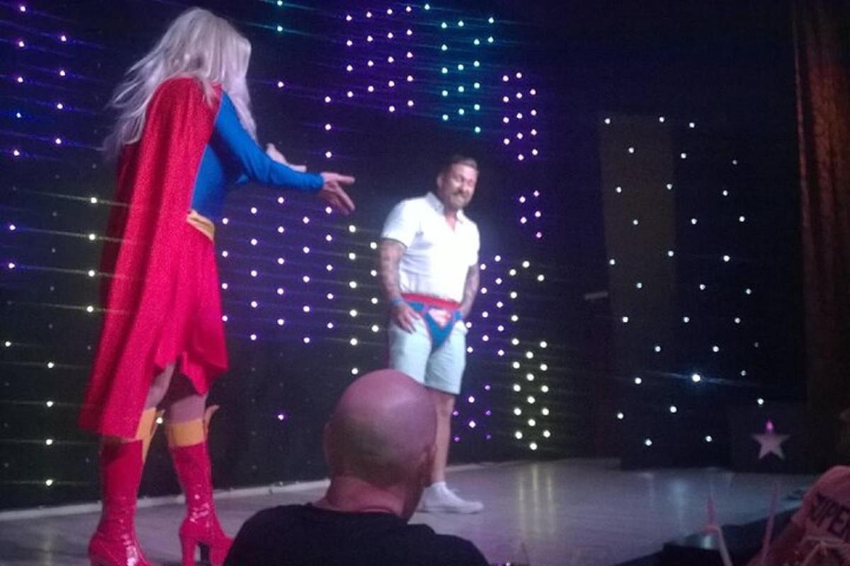 un uomo e una donna in piedi su un palco