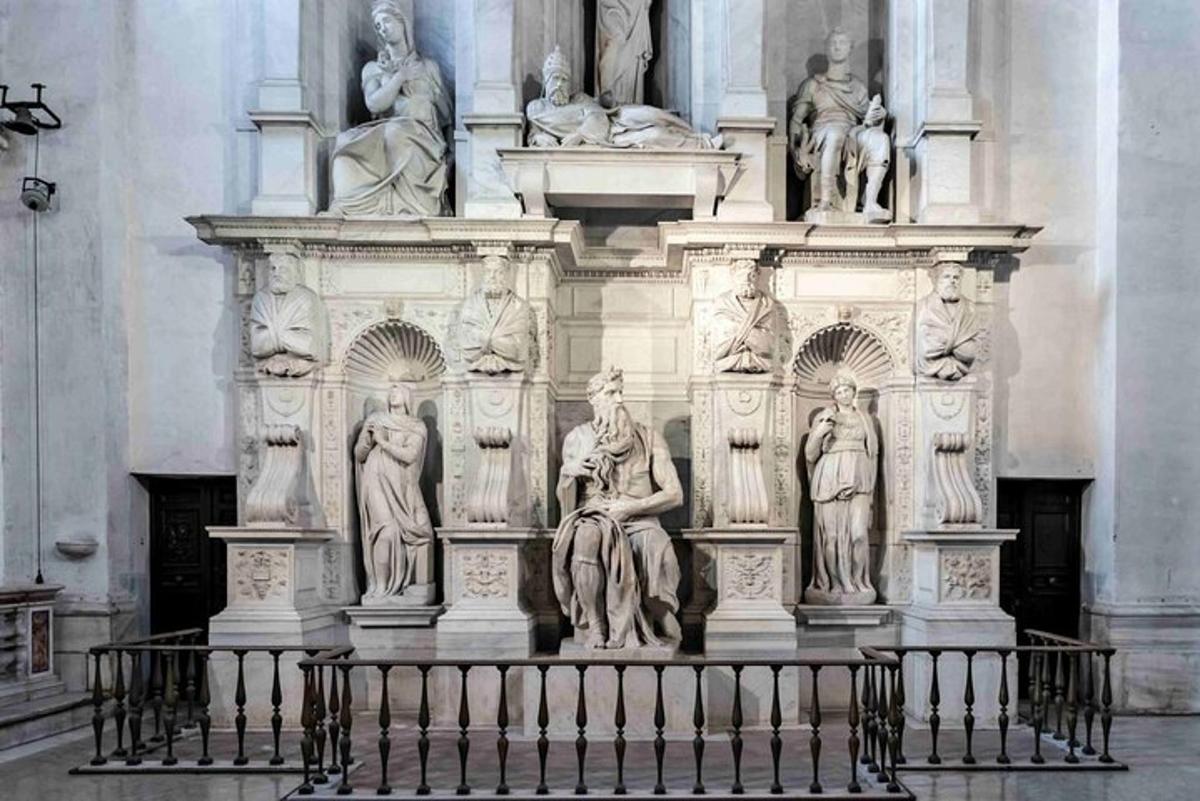 monument hoones, millel on kujud