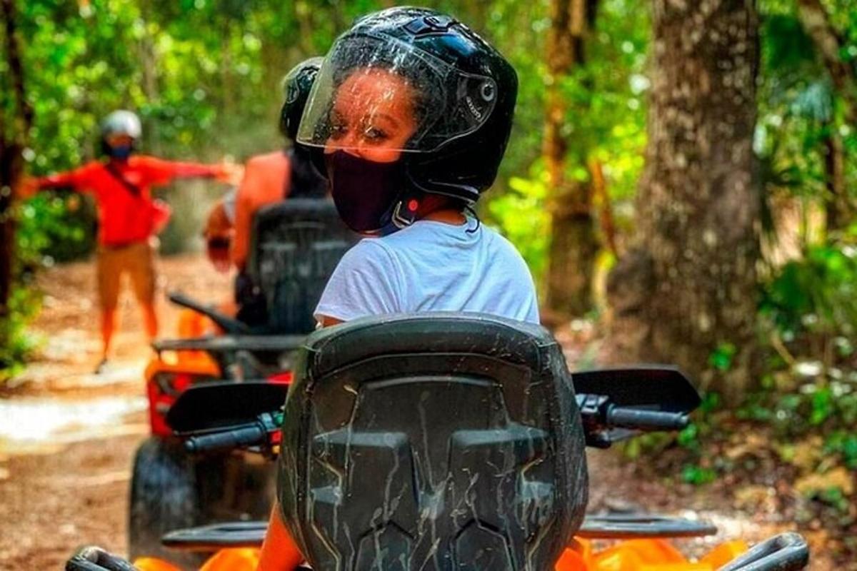 マスクを着用してバイクに乗っている人