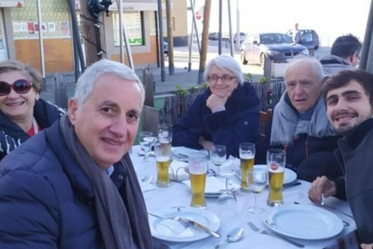 Un grupo de personas sentadas en una mesa con cerveza.