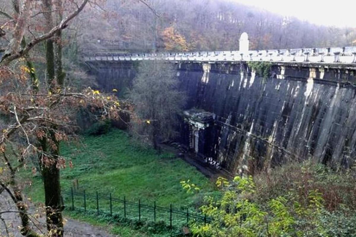 přehrada s mostem na vrcholu