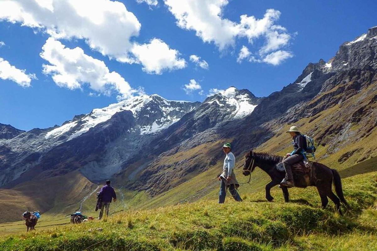 un gruppo di persone a cavallo su una montagna