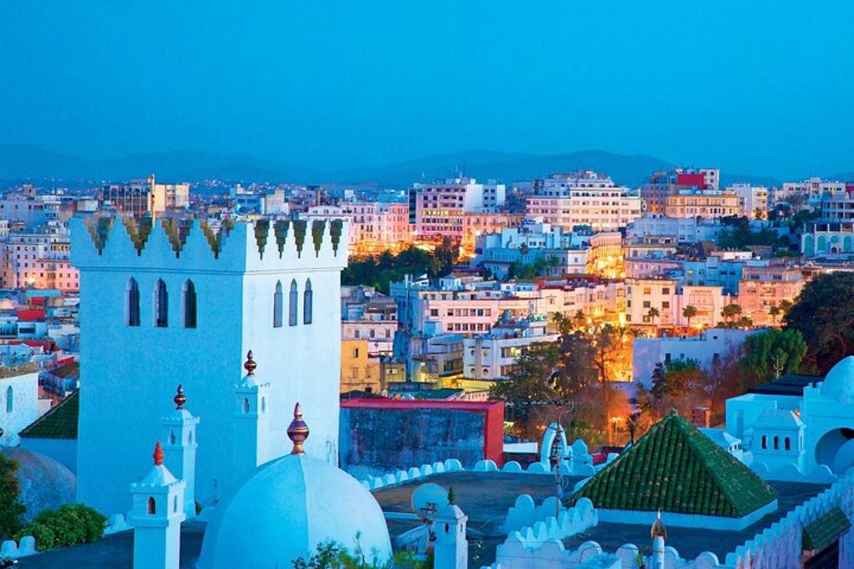 una vista d'una ciutat amb un edifici blanc