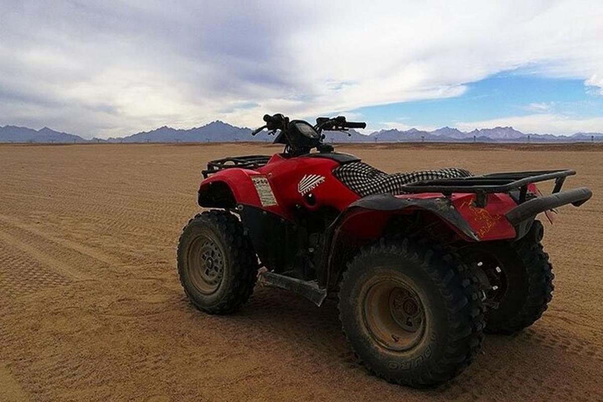 un quad rosso in mezzo al deserto