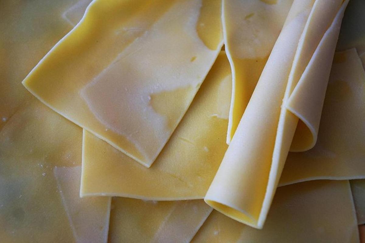 un tas de fromage et de sauce sur une assiette
