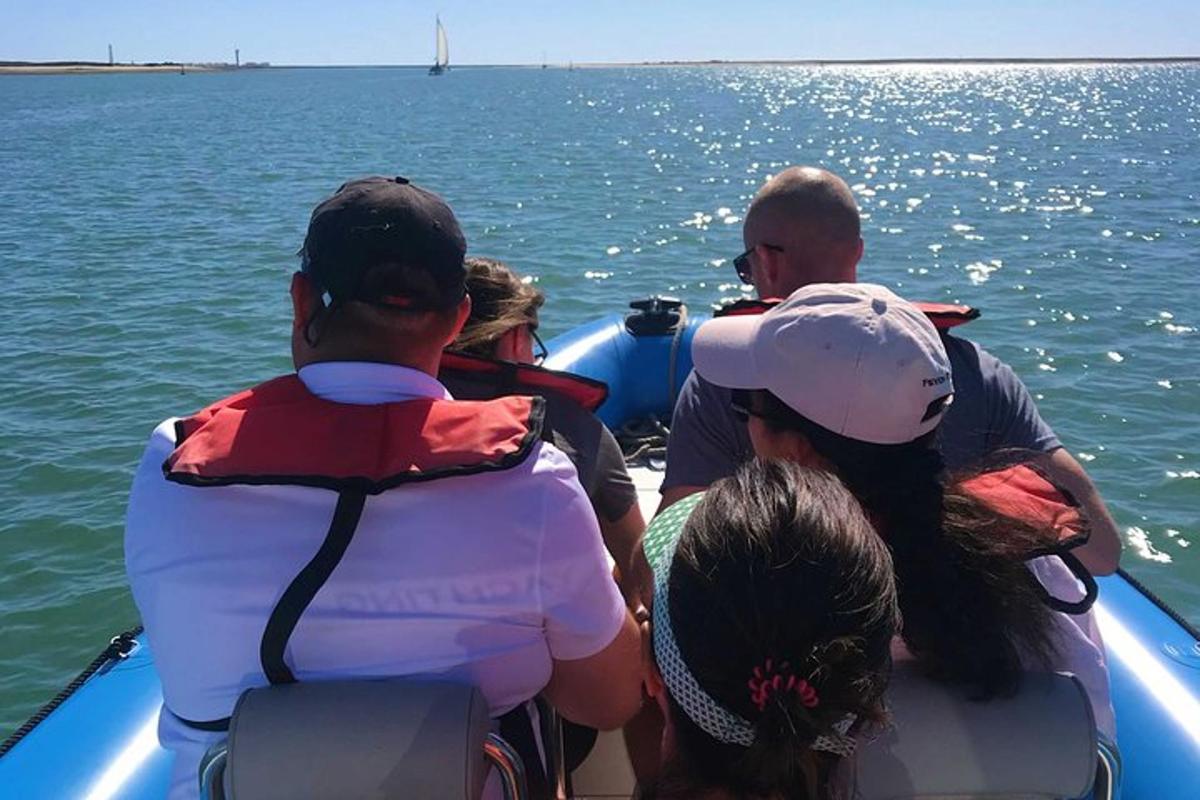 eine Gruppe von Menschen auf einem Boot im Wasser