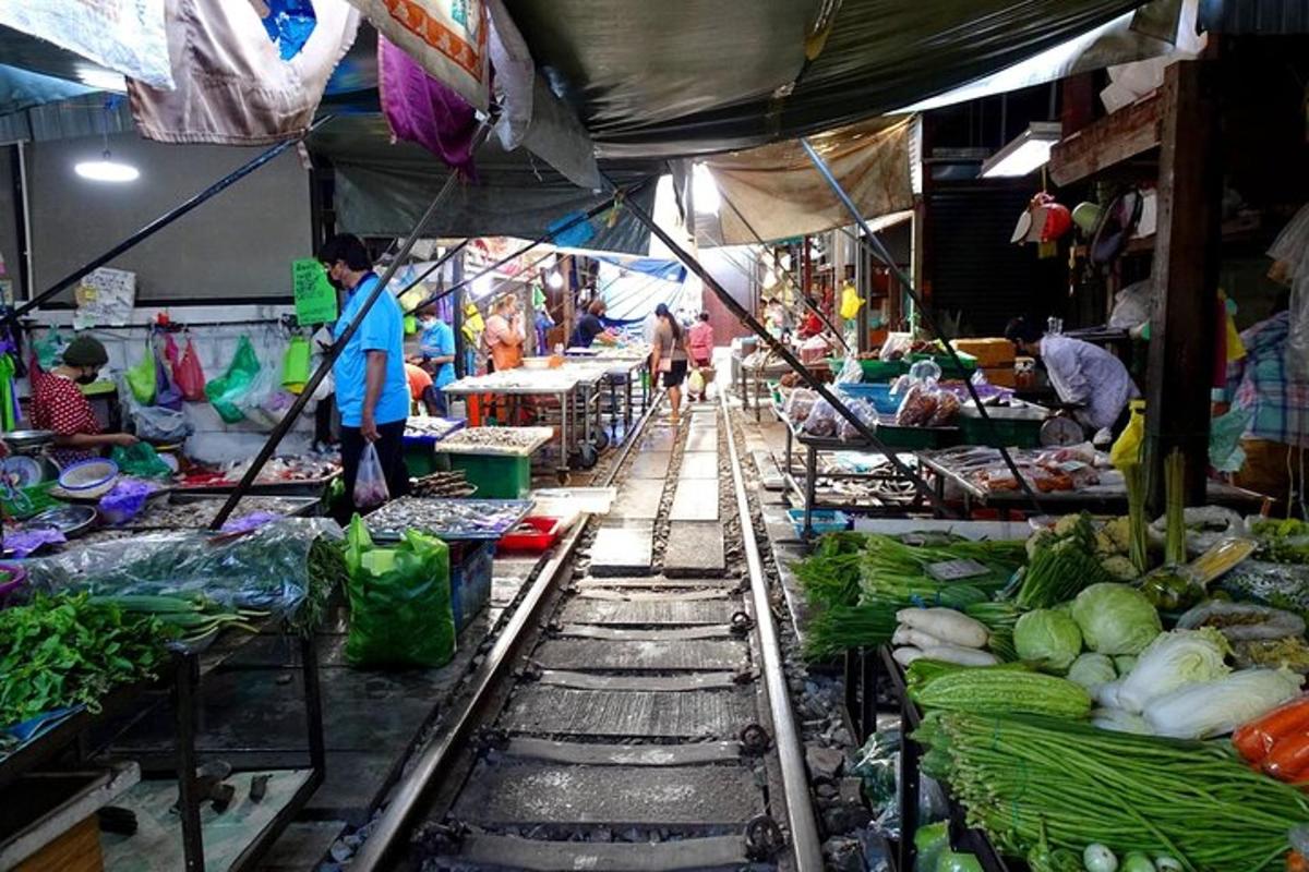 Un mercado lleno de muchas verduras en exhibición.