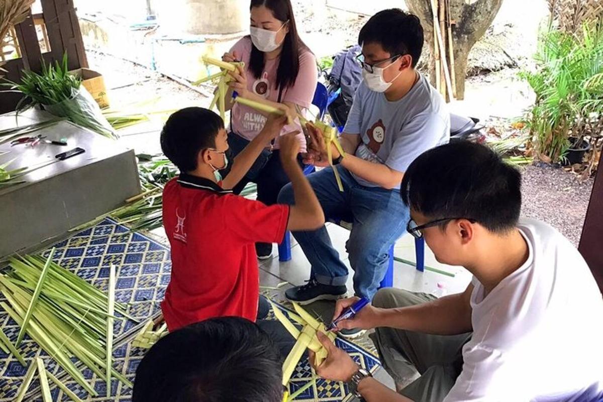 Un grupo de jóvenes sosteniendo plátanos