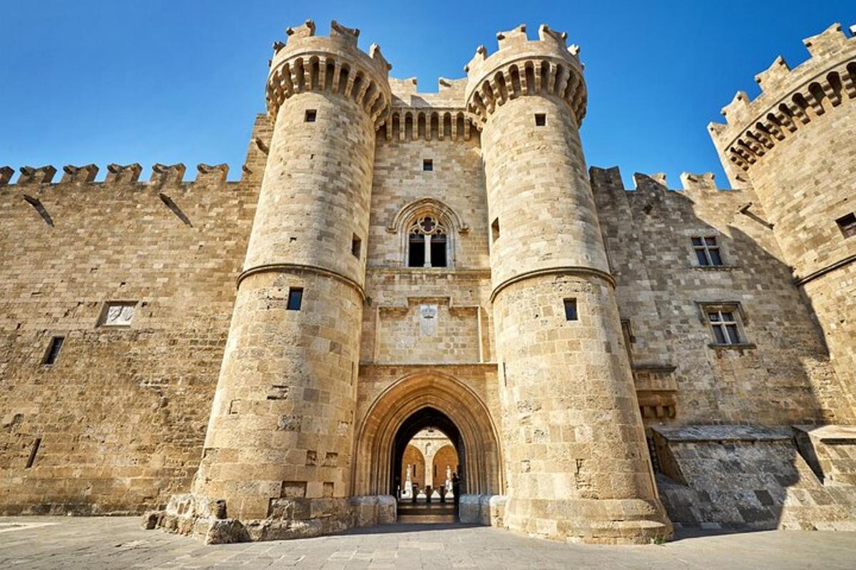 un gran castell amb dues torres amb una entrada