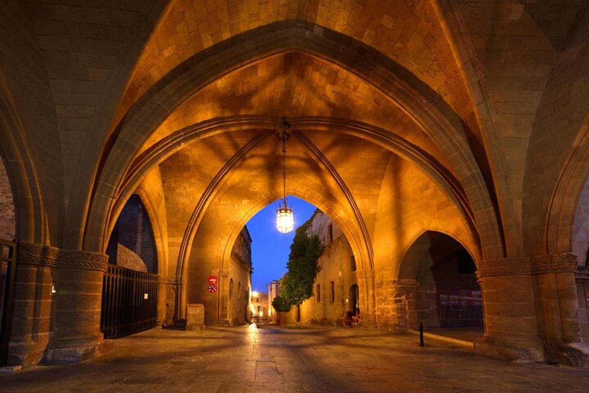 un edifici antic amb un arc amb una llum penjada