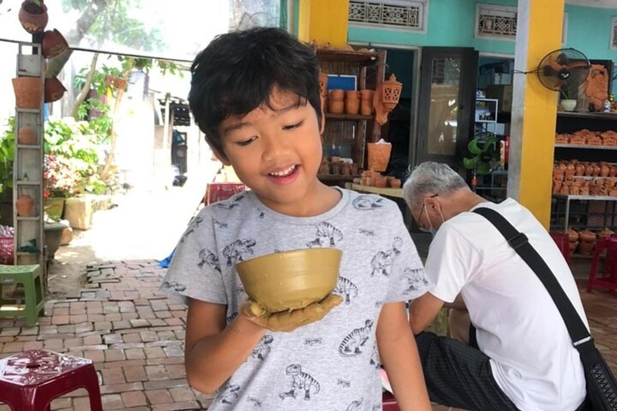 Un niño pequeño sosteniendo un cuenco en una tienda.