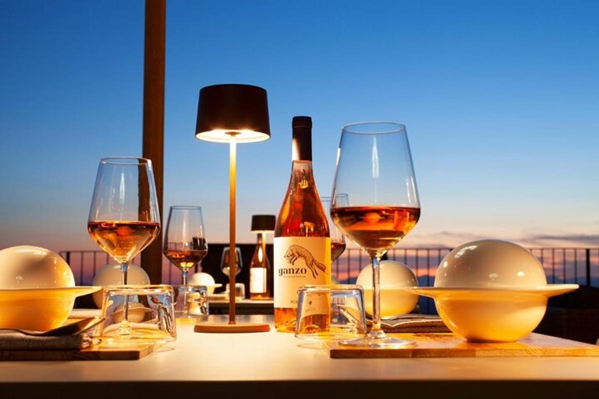 miza z vinskimi kozarci in steklenico vina