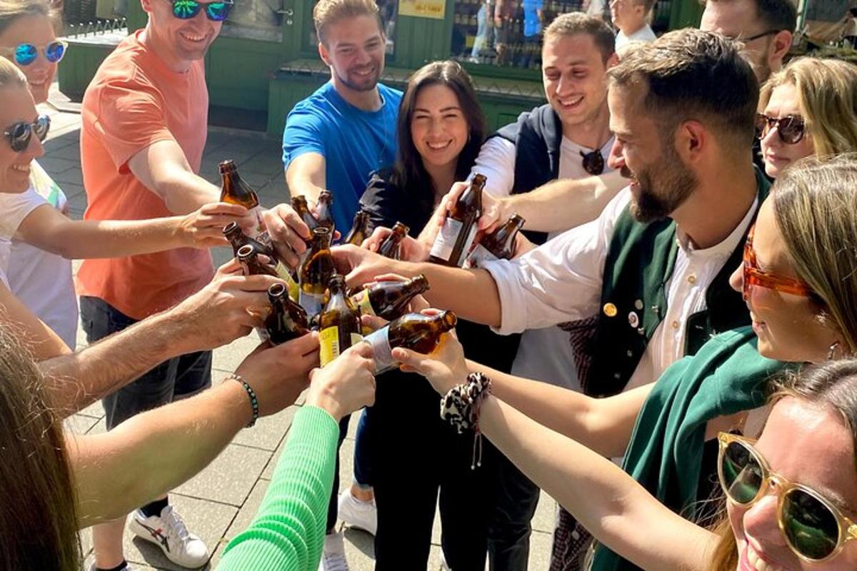eine Gruppe von Menschen, die Bierflaschen hochhalten