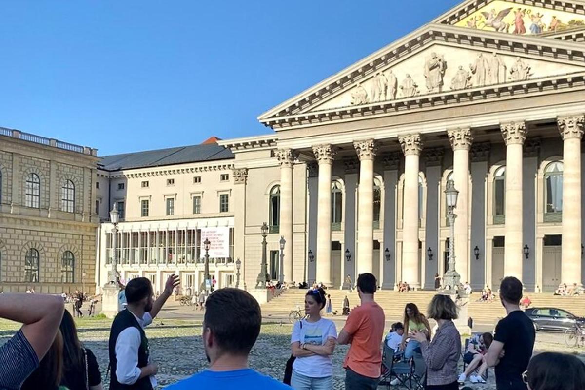 sekelompok orang yang berdiri di depan sebuah gedung