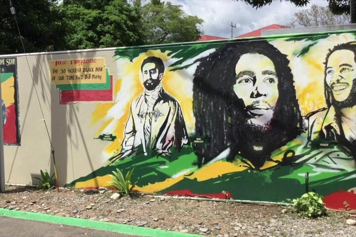 un mural de tres homes en una paret