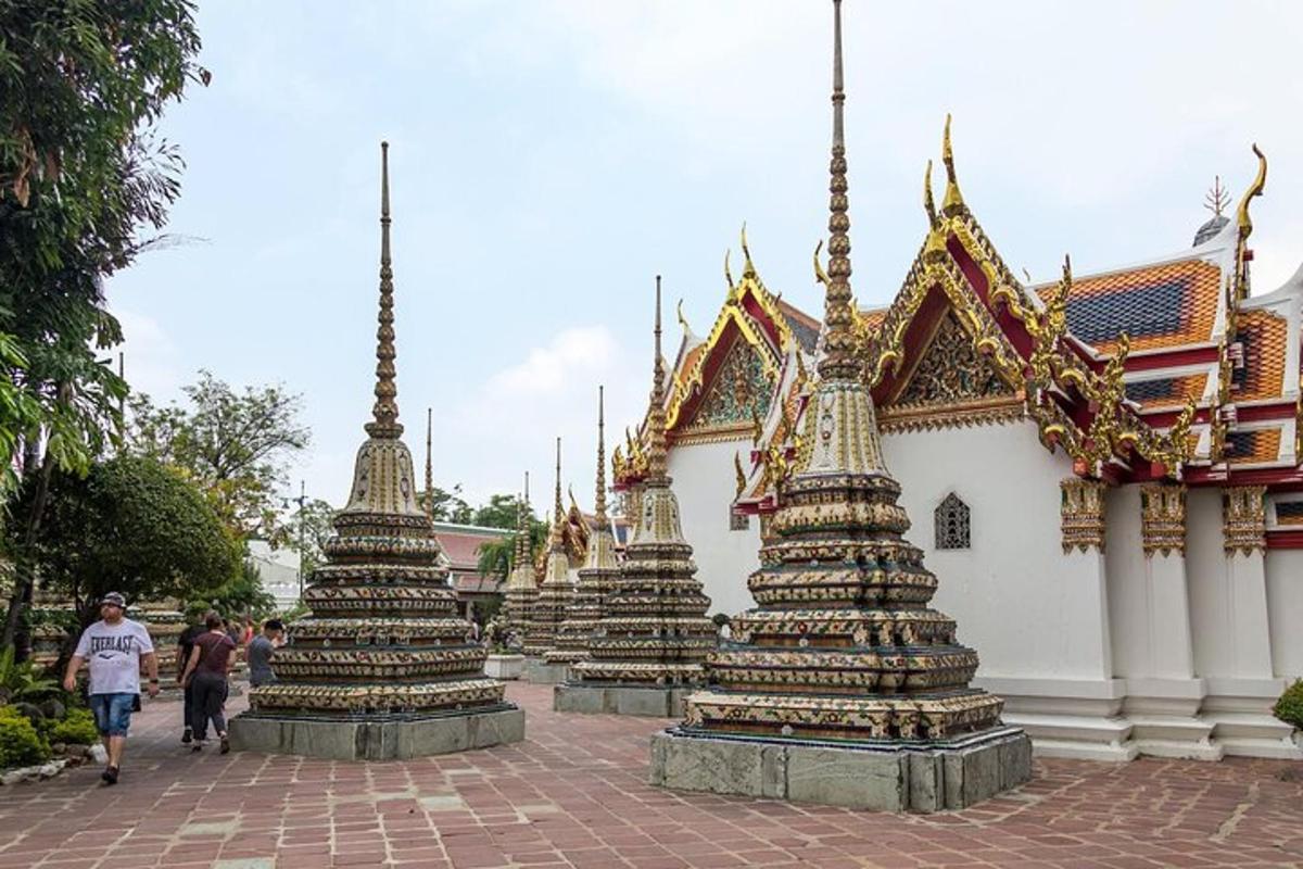 isang hanay ng mga pagoda sa harap ng isang gusali