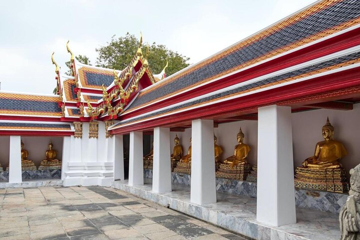 une rangée de statues de Bouddha sur le côté d'un bâtiment