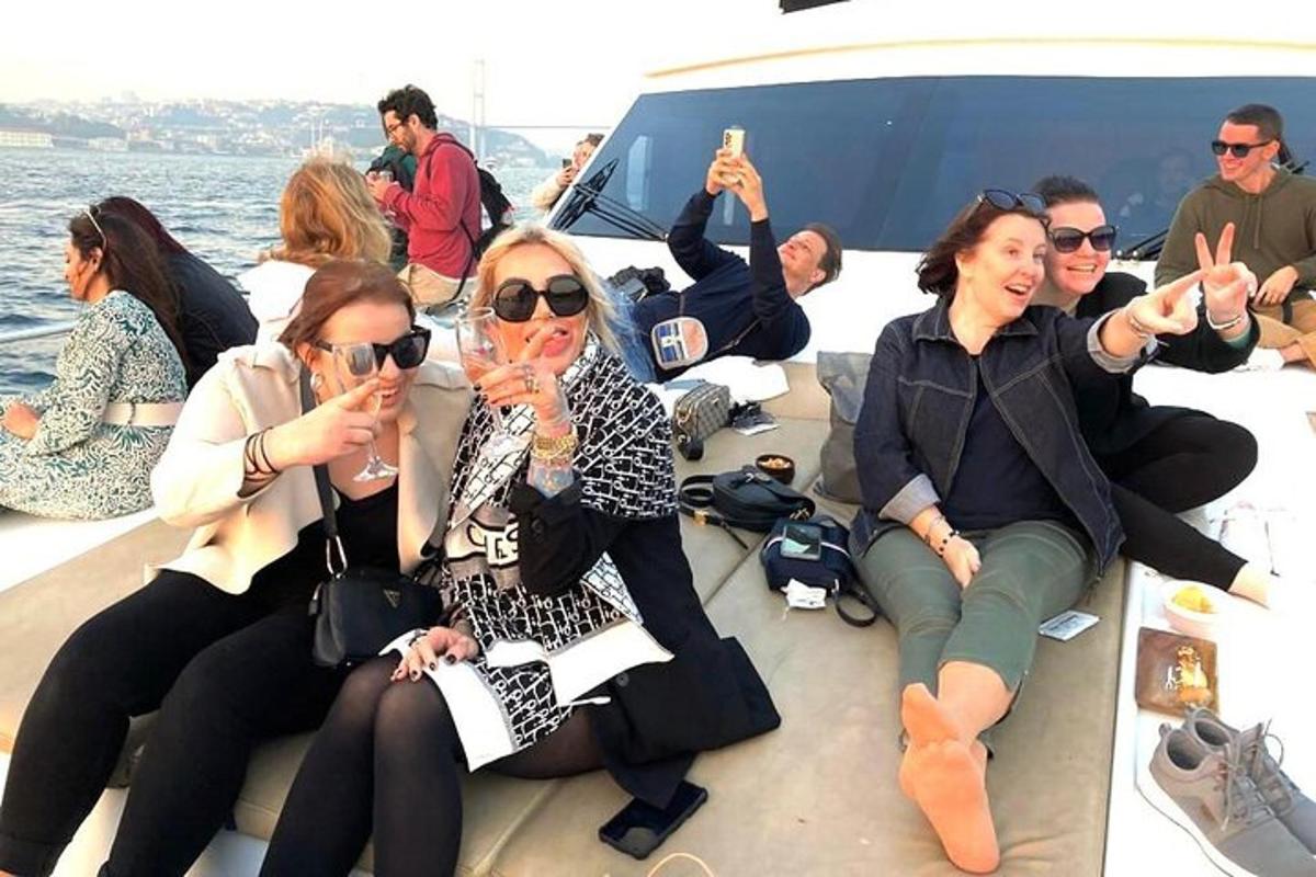 un grupo de personas sentadas en un barco