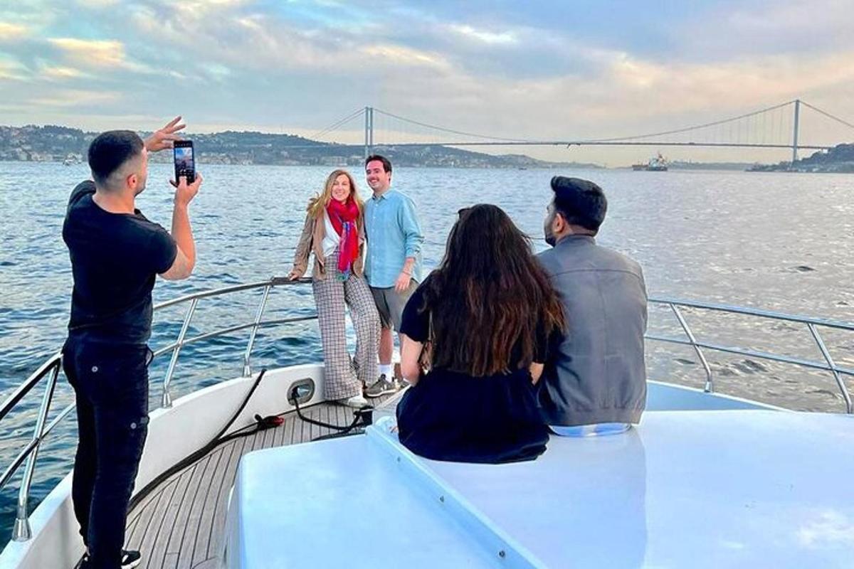 Una mujer tomando una fotografía de un grupo de personas en un barco.