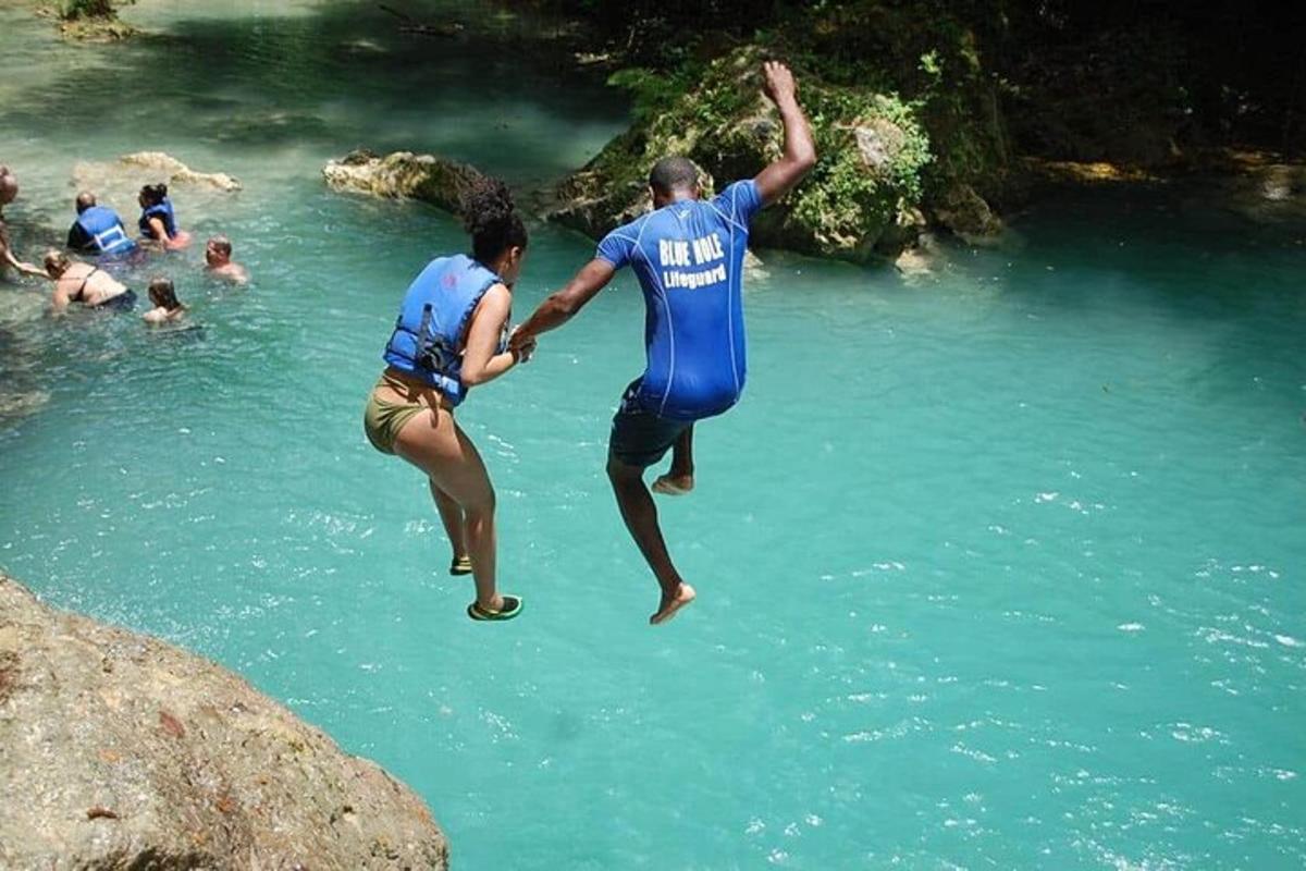 beberapa orang melompat ke dalam sungai