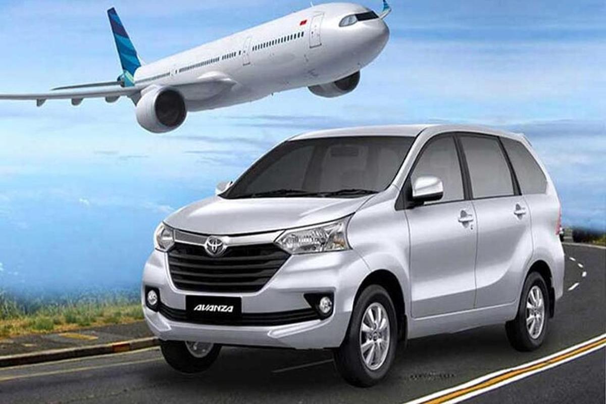 Ένα λευκό SUV οδηγούσε σε έναν δρόμο με ένα αεροπλάνο