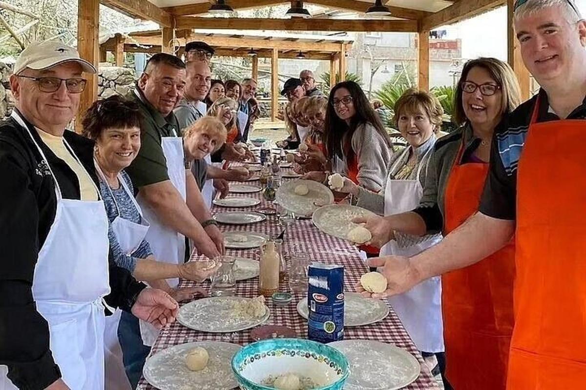 un gruppo di persone in piedi attorno a un lungo tavolo