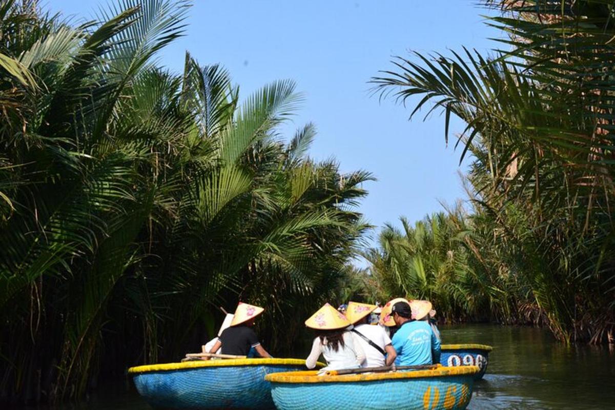 một nhóm người đi thuyền trên sông