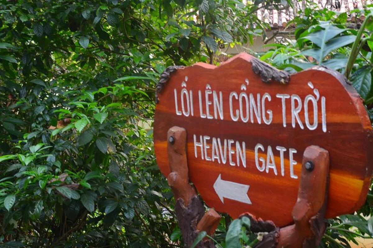 egy fa előtt álló henwegian kávézó táblája