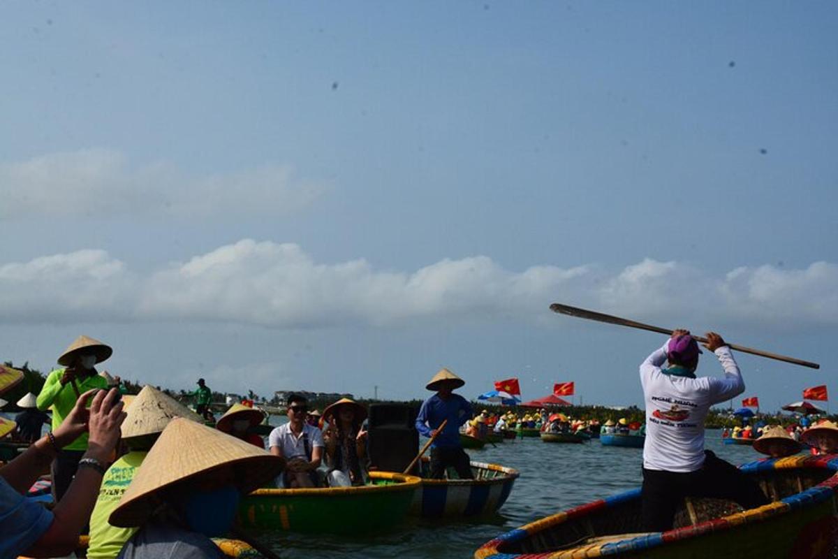 กลุ่มคนในเรือที่อยู่ในน้ำ