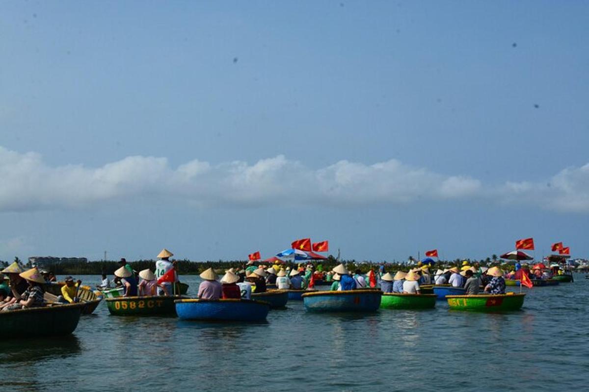 un grup de persones en barques a l'aigua