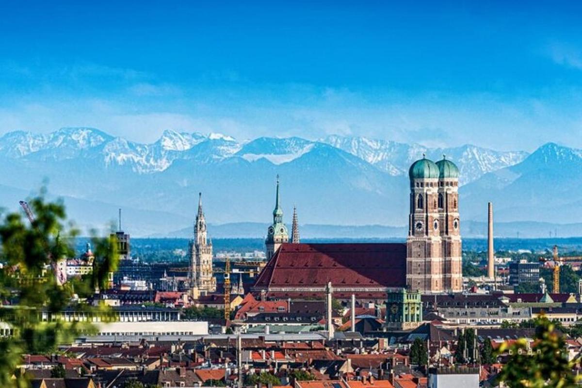 una vista di una città con le montagne sullo sfondo