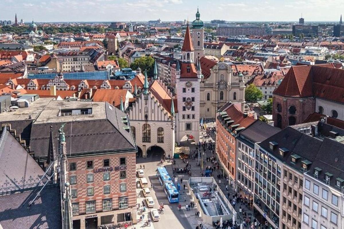 Letecký pohled na město s budovami