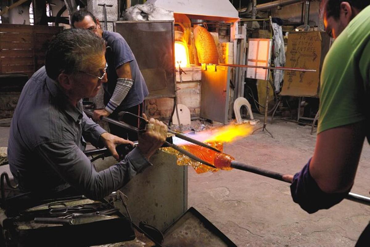 Un hombre está trabajando en un trozo de metal.