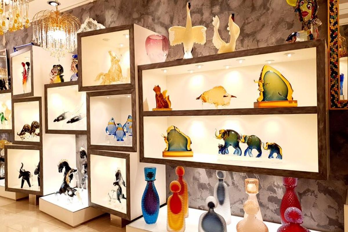Una vitrina en una tienda llena de jarrones de diferentes colores.