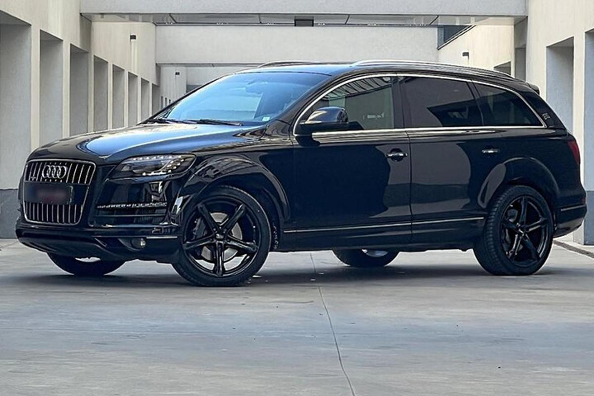 bir otoparka park edilmiş siyah bir SUV