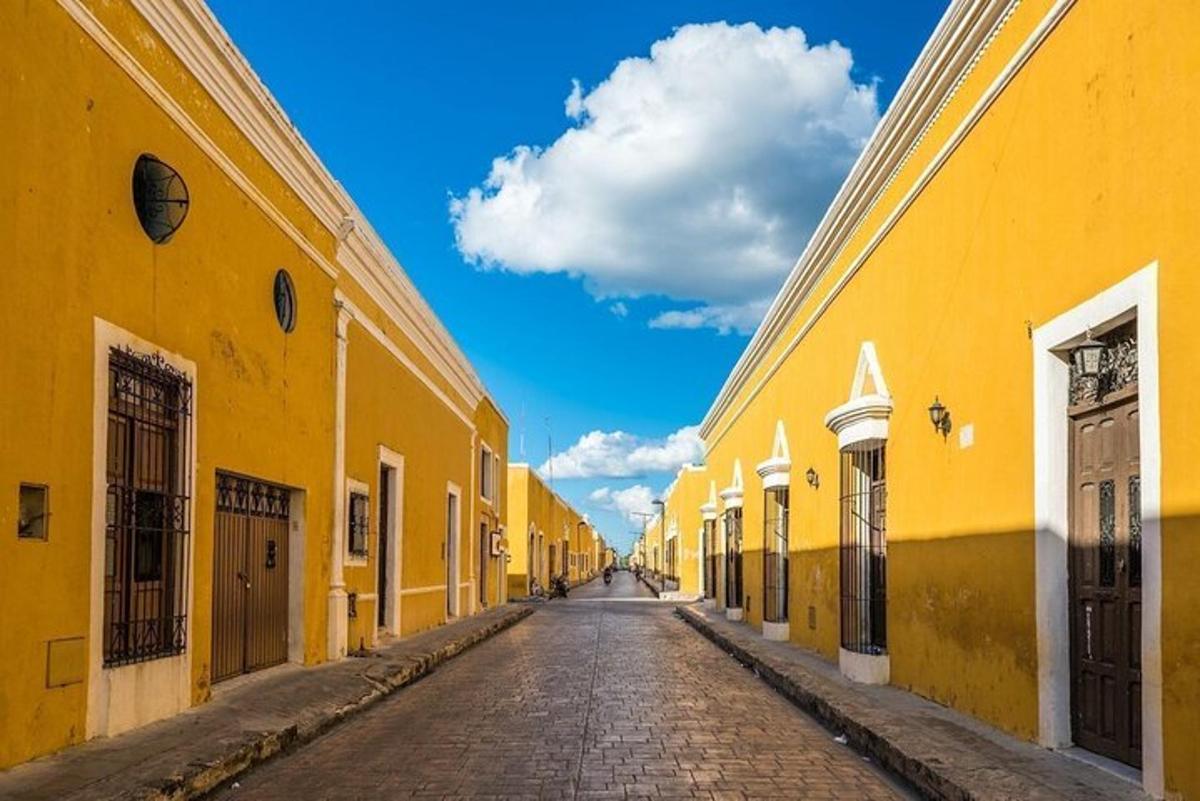 eine leere Straße mit gelben Gebäuden und einem blauen Himmel